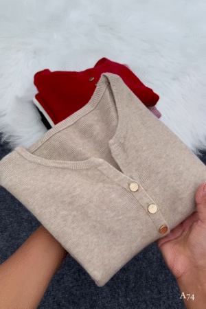 Classic Button Knit Cardigan – Timeless, Soft, and Effortlessly Versatile ✨🧶